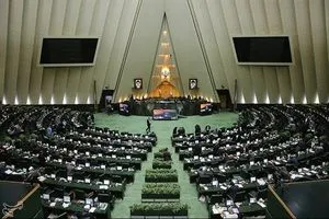 البرلمان الإيراني يلوّح بالانسحاب من معاهدة عدم انتشار السلاح النووي رداً على آلية الزناد