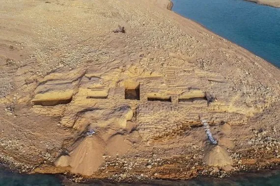 اكتشاف مدينة أثرية ومقبرة تعود للعصر الهلنستي بعد انحسار مياه سد الموصل