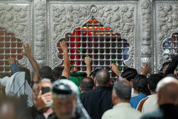 حشود الزائرين تتوافد إلى سامراء المقدسة لإحياء ذكرى استشهاد الإمام الحسن العسكري ع