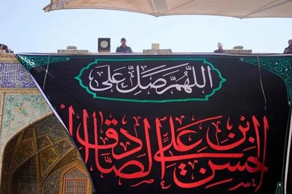 تعليق لافتات العزاء في صحن أمير المؤمنين ع إحياءً لذكرى شهادة الإمام الحسن العسكري ع