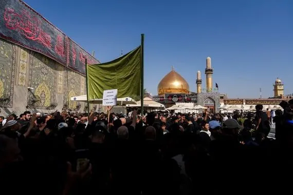 بالصور حشود الزائرين تتوافد إلى صحن العسكريين ع ي ذكرى شهادة الحسن العسكري ع