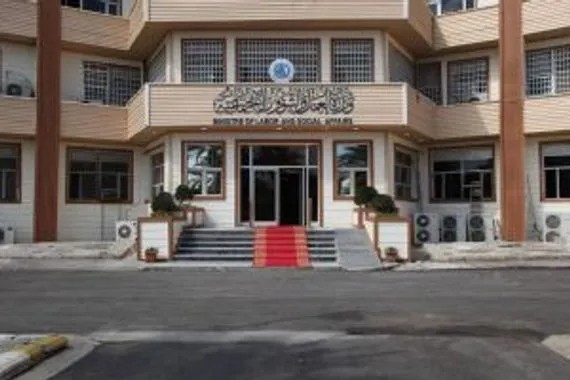 المضمونون يتسلّمون رواتبهم والمتقاعدون ينتظرون