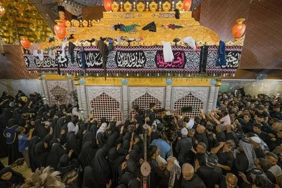 حشود الزائرين في مرقد الإمامين العسكريين ع في ذكرى شهادة الإمام الحسن العسكري عليه السلام