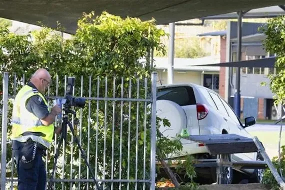 ضغطت البنزين بدلا من البريك عراقية تدخل بسياج مدرسة وتقتل وتصيب 4 أطفال في استراليا