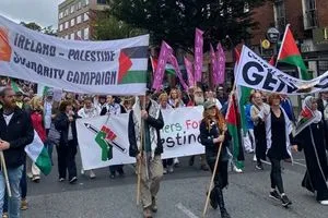 10 الاف شخص يتجمعون امام السفارة الامريكية في دبلن لنصرة الشعب الفلسطيني
