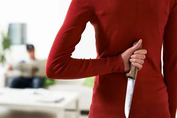 الغيرة قاتلة تدفع امرأة لقتل شريكها