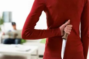 الغيرة قاتلة تدفع امرأة لقتل شريكها