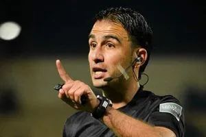 طاقم تحكيم عراقي دولي لقيادة مباراة قطر وروسيا شفق نيوز