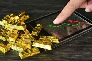 الذهب يحوم قرب أعلى مستوى قياسي مع توقعات خفض الفائدة الأمريكية شفق نيوز