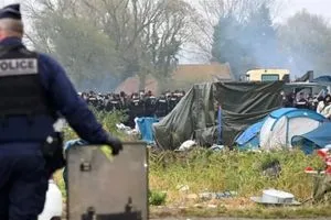 على طريقة ماكو وطن ماكو دوام أوقفوا كل شيء في فرنسا تشل المؤسسات والمعتقلون بالمئات