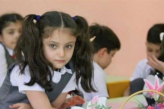 المباشرة بتوزيع الكتب بين طلبة المدارس الابتدائية والثانوية