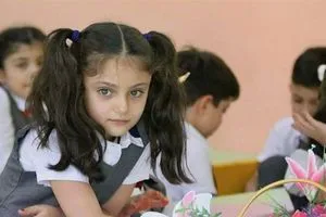 المباشرة بتوزيع الكتب بين طلبة المدارس الابتدائية والثانوية