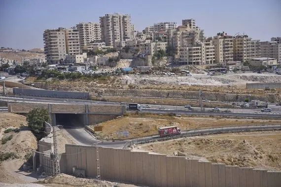 نتنياهو يوقع خطة E1 لتوسيع المستوطنات وتقسيم الضفة
