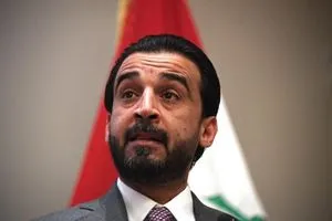 شبان غاضبون يمزقون صور الحلبوسي في القائم غربي الأنبار