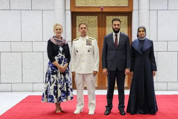الشرع وعقيلته يستقبلان وفداً أمريكياً رفيعاً في قصر الشعب لفتح صفحة جديدة شفق نيوز