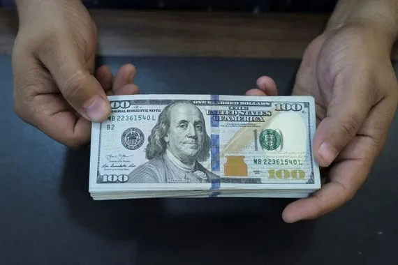 الدولار يستعيد بعض مكاسبه وسط ترقب خفض الفائدة الأميركية