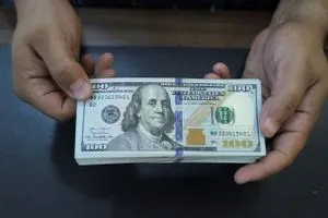 الدولار يستعيد بعض مكاسبه وسط ترقب خفض الفائدة الأميركية