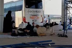 عبور حافلات معتمرين منفذ عرعر بعد الإشتباه بمواد محظورة