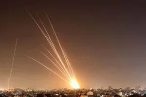 اليمن تضرب تل ابيب بصاروخ انشطاري متعدد الرؤوس