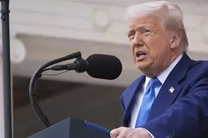 ترامب يطالب دول الناتو بوقف شراء النفط الروسي