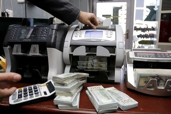 اقتصادي يبين سبب تقلبات سعر صرف الدولار