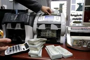 اقتصادي يبين سبب تقلبات سعر صرف الدولار