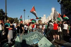 توقف طواف إسبانيا للدراجات الهوائية بسبب التظاهرات ضد الحرب