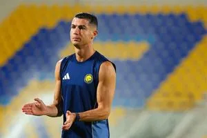 رونالدو يتسلم جائزة الحذاء الذهبي