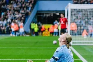 هالاند يتألق أمام مانشستر يونايتد أرقام مبهرة للمهاجم النرويجي