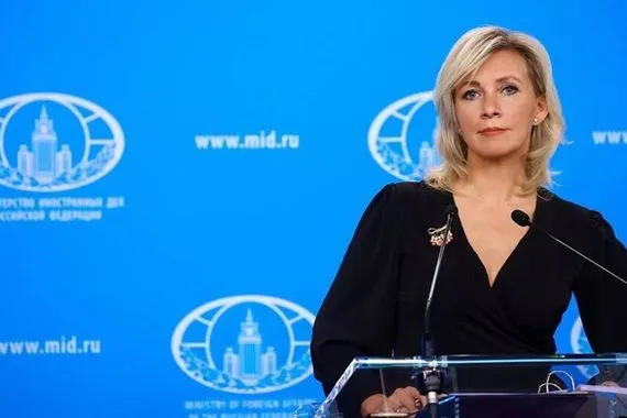 زاخاروفا بولندا تحيط نفسها بالأسلاك الشائكة وتفرض القيود على مواطنيها