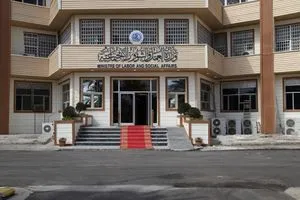 العمل تحول 64 الف شخص من رواتب الرعاية الى التعيين بـ5 وزارات
