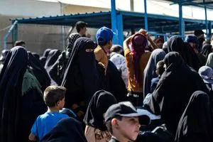 فرنسا تعيد ثلاث نساء وعشرة أطفال من مخيمات في سوريا