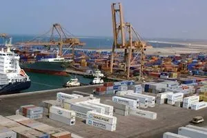 الجيش الإسرائيلي يدعو إلى إخلاء ميناء الحديدة اليمني فوراً