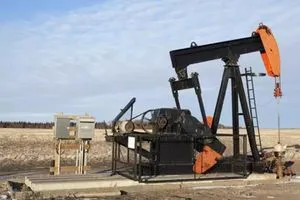 النفط يواصل التراجع رغم خفض الفائدة الأمريكية