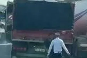 الحساني فتح تحقيق مع ضابط إعتدى على سائق شاحنة