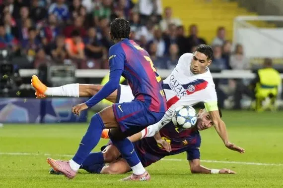 مبابي مبهور بتألق حكيمي أمام برشلونة