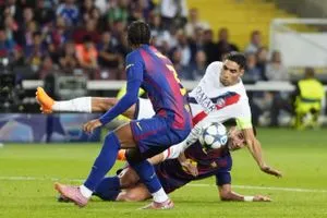 مبابي مبهور بتألق حكيمي أمام برشلونة