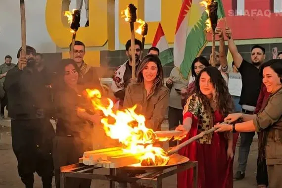 إيقاد شعلة نوروز في القامشلي تنديداً بتجاهل العيد القومي للكورد صور شفق نيوز