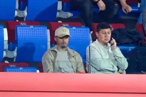 رافينيا يحضر مباراة برشلونة للسيدات أمام البايرن