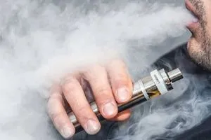تحذيرات طبية من مخاطر صحية خطيرة للسجائر الإلكترونية
