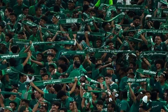بعد الانتصار على إندونيسيا الجماهير السعودية تهاجم الحكم الكويتي أحمد العلي