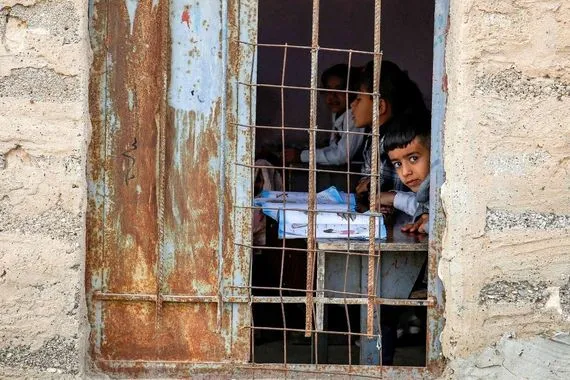 عقود الموز والحليب والبسكويت في وزارة التربية تثير فضيحة فساد