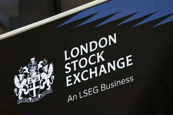 هبوط جماعي للأسهم البريطانية وسط تراجع أسعار النفط والمعادن