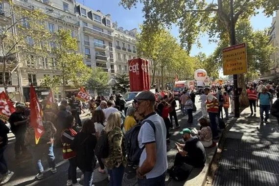 مظاهرات في فرنسا للمطالبة باستقالة ماكرون والخروج من الاتحاد الاوروبي والناتو