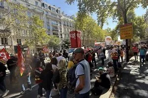 مظاهرات في فرنسا للمطالبة باستقالة ماكرون والخروج من الاتحاد الاوروبي والناتو