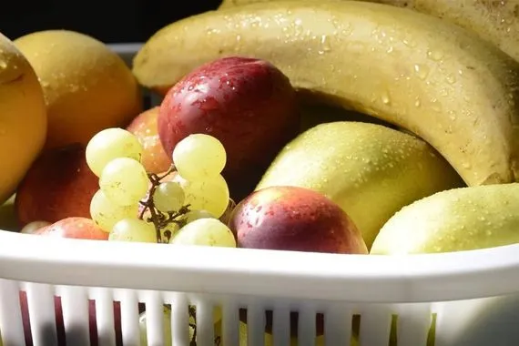 تحمل أمراضاً خطيرة احذر تناول الفواكه قبل غسلها