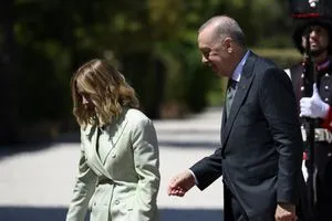 أردوغان يمازح رئيسة وزراء إيطاليا بقمة شرم الشيخ