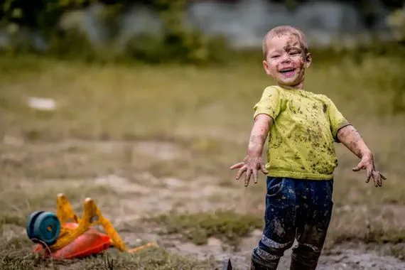 الطفل الثاني في العائلة دراسة تكشف سر المشاغب الدائم شفق نيوز
