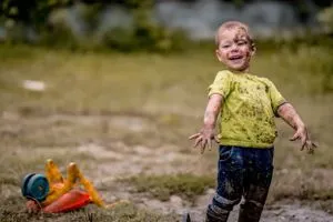 الطفل الثاني في العائلة دراسة تكشف سر المشاغب الدائم شفق نيوز