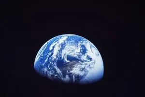 ناسا كوكب الأرض أصبح أقل لمعانا